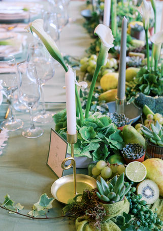 Décoration de table de mariage avec fruits frais et compositions florales