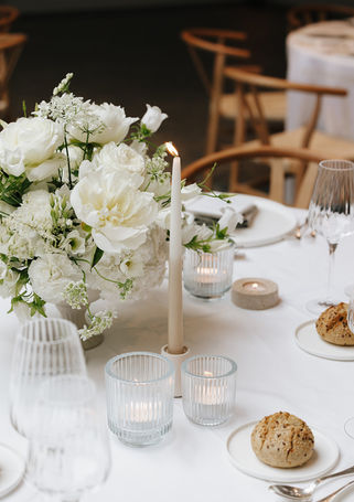 Centre de table floral blanc pour réception élégante