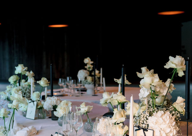 Vue d'ensemble d'une réception de mariage aux tons noir et blanc