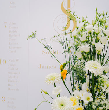Décoration florale de mariage blanc et jaune