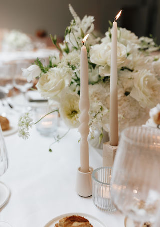 Décoration de table avec bougies et fleurs blanches pour mariage