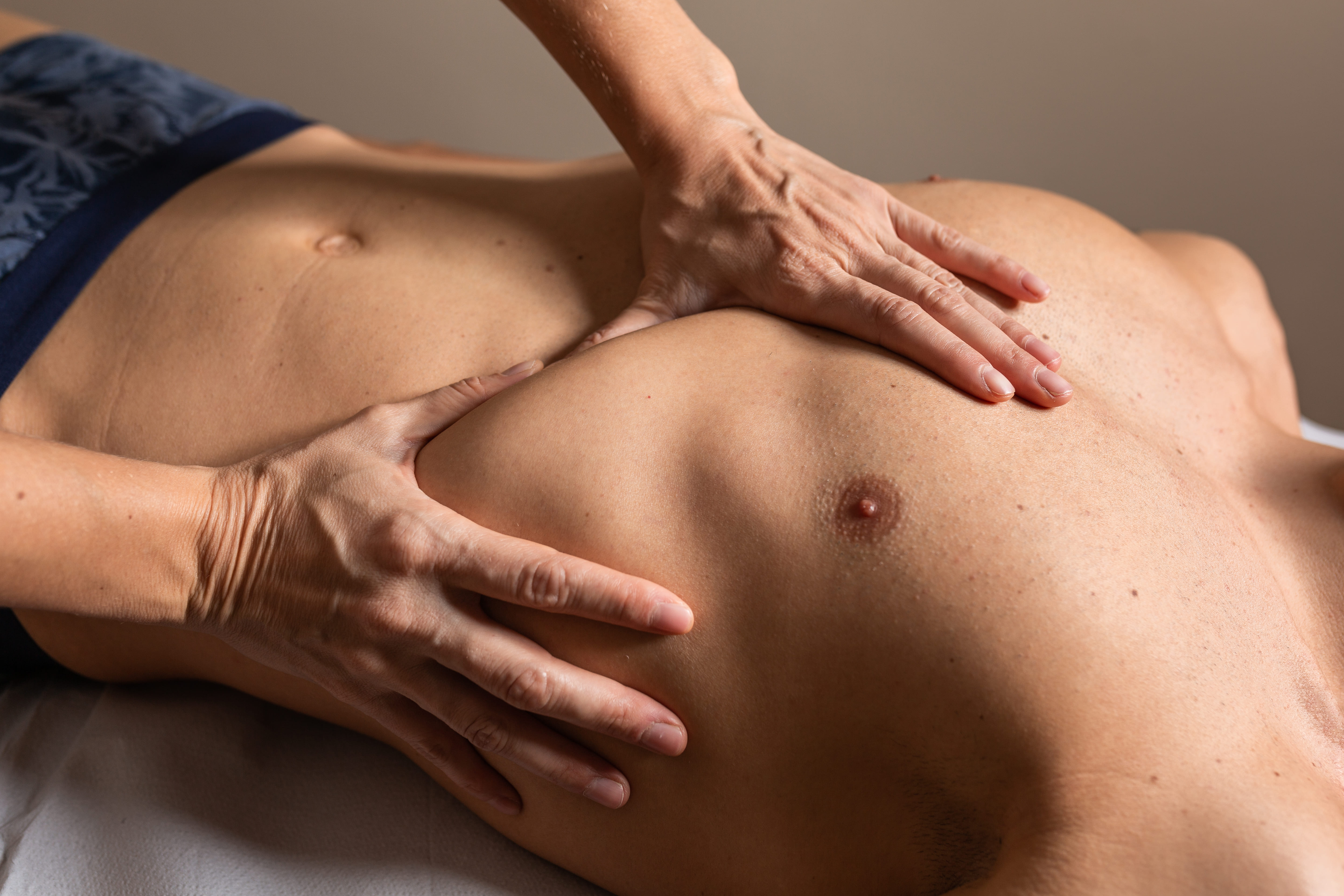 Une physiothérapeute fait une séance à l'homme. ostropathie viscérale