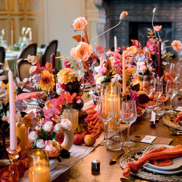 Décoration florale de mariage colorée