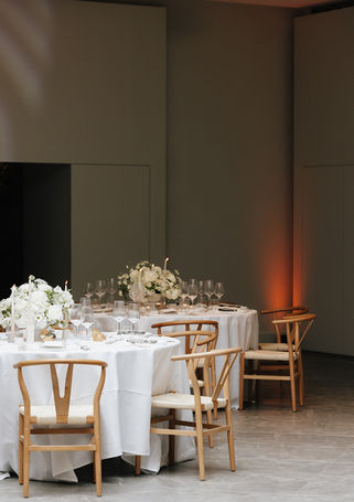 Décoration de réception avec compositions florales blanches et mobilier élégant