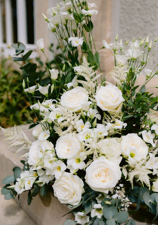 Composition florale blanche pour mariage classique et élégant