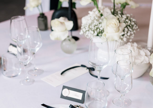 Décoration de table avec fleurs blanches pour réception de mariage