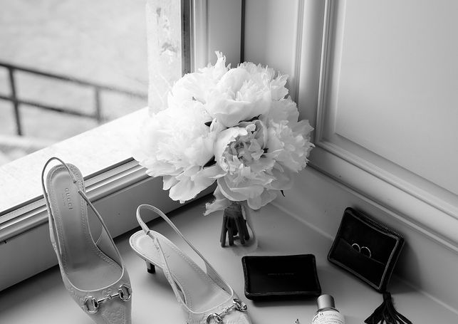 Accessoires de mariée et bouquet blanc préparés pour le mariage