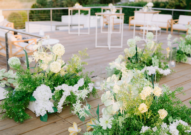 Décoration florale de cérémonie avec compositions blanches et feuillages naturels