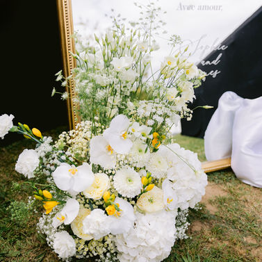 Décoration florale de mariage blanc et jaune