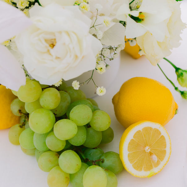 Décoration florale de mariage blanc et jaune