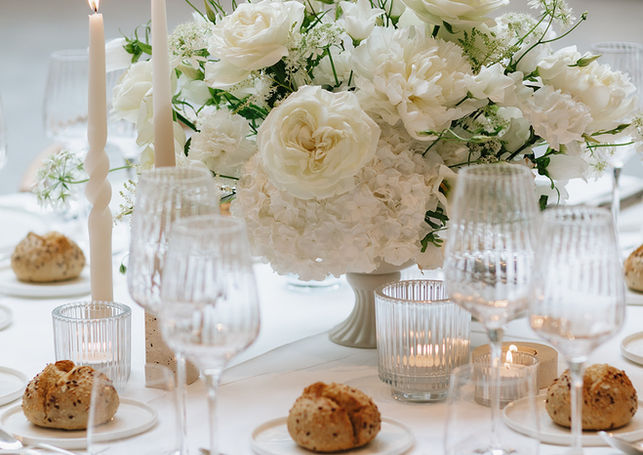 Centre de table floral blanc pour réception de mariage classique épuré