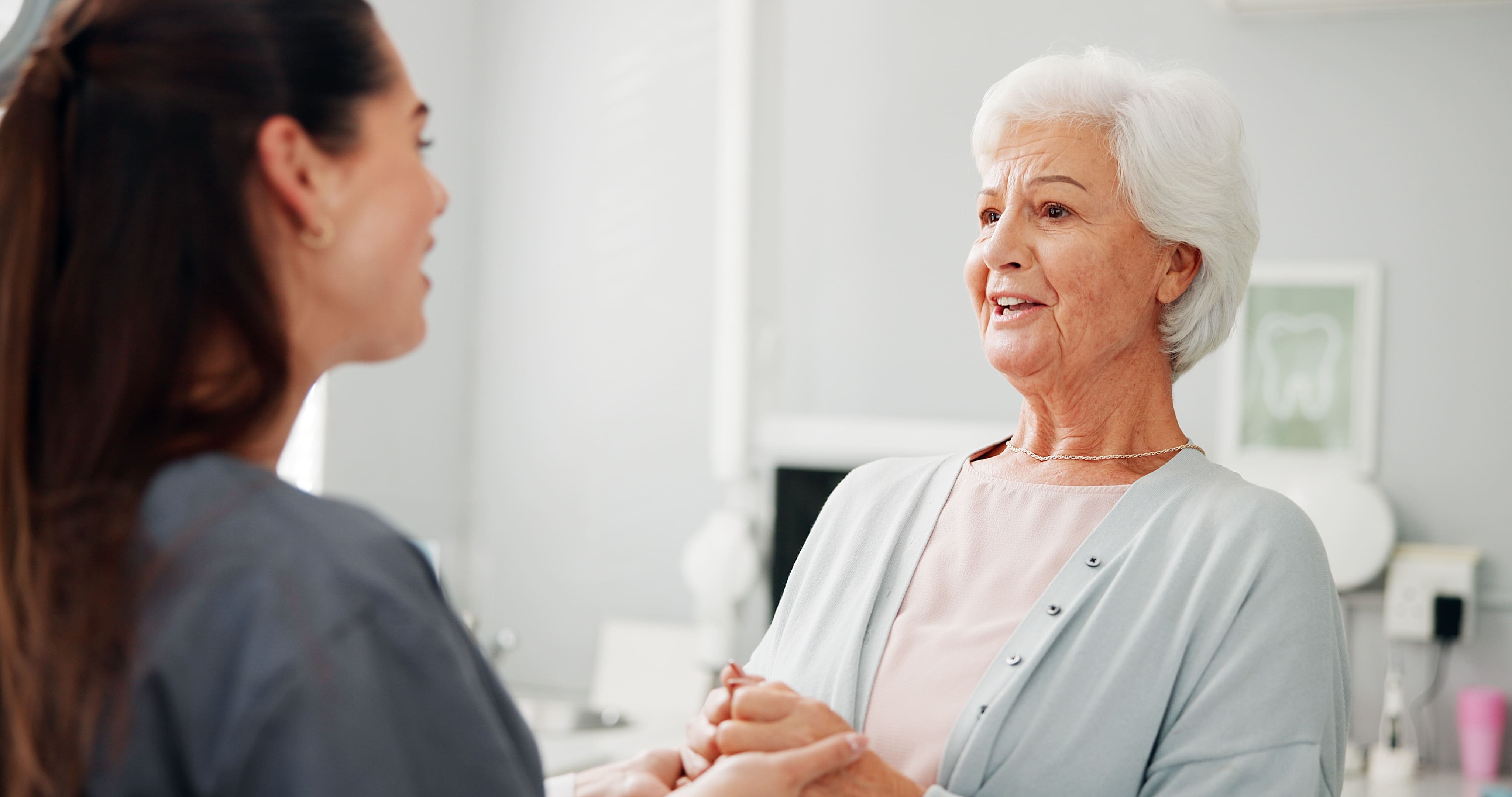 Aide, consultation et conseils avec la vieille dame chez le dentiste pour la dentition, l'hygiène buccale et l'orthodontie. Traitement dentaire, implant dentaire et bien-être avec le patient âgé pour bouche sèche et gingivite