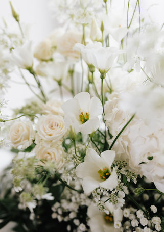 Gros plan sur une composition florale blanche pour mariage