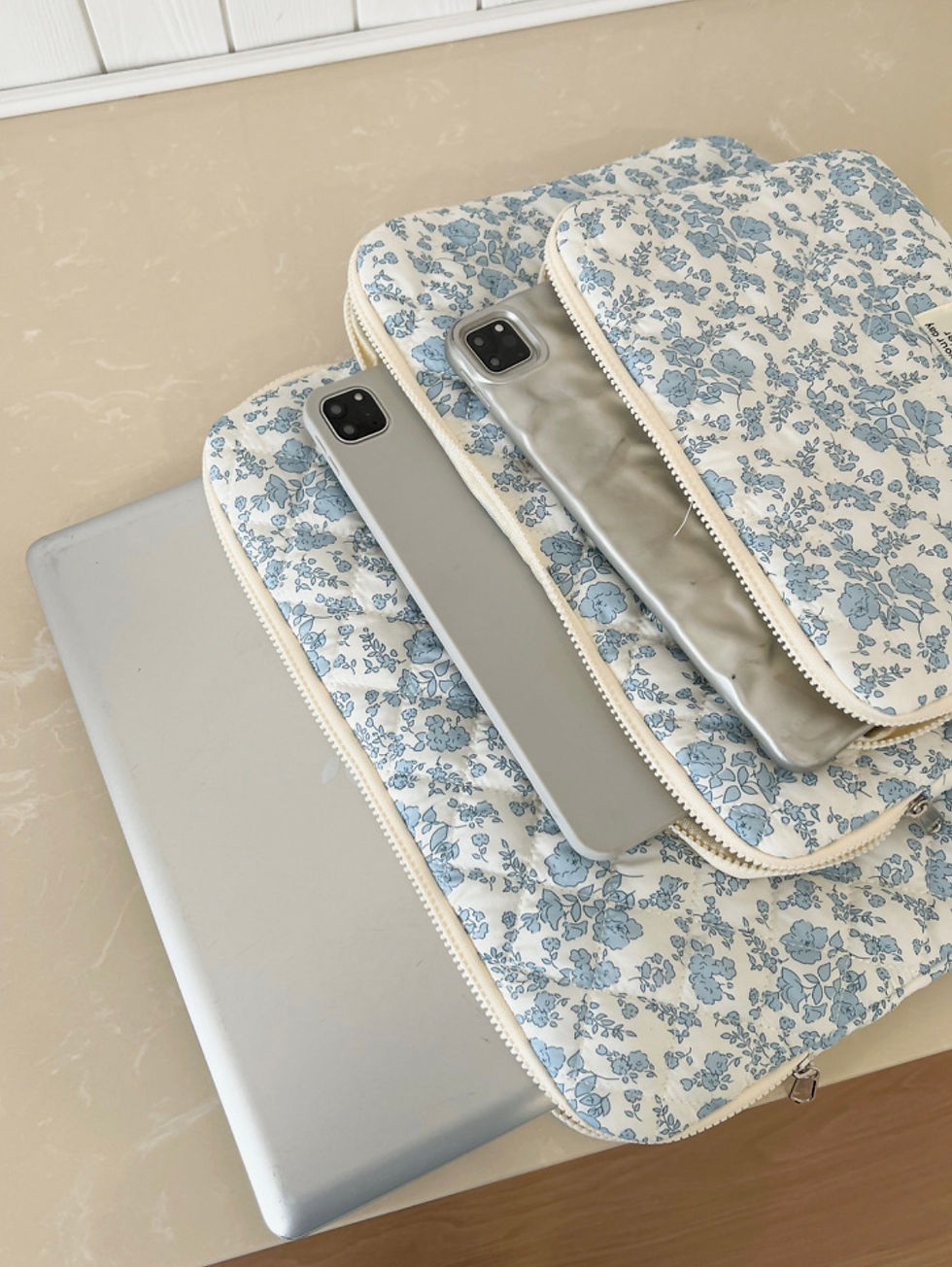 Thumbnail: Floral iPad/laptop bag