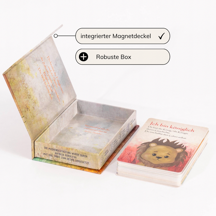 Geöffnete Box mit integriertem Magnetdeckel und Robuste Box. Superkräfte-Komplettset – Spiel, Karten & Sticker.