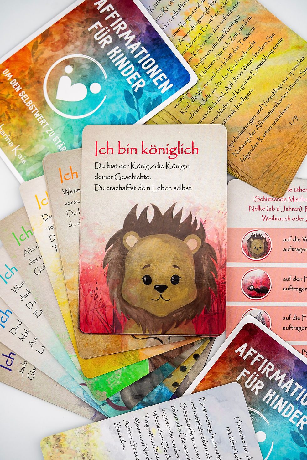 Karten mit Text: Ich bin königlich, Affirmationen für Kinder, Löwenillustration, Hintergrund.