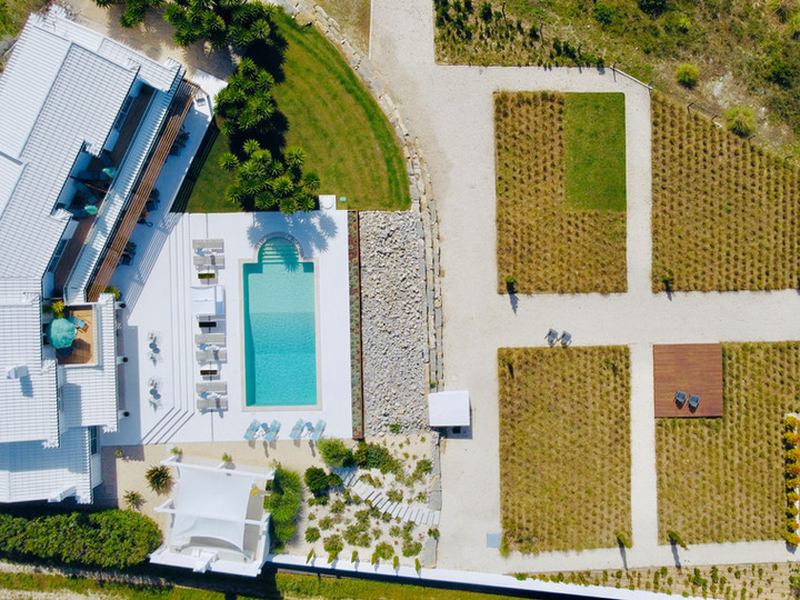 Drohnenaufnahme von Haus und Garten