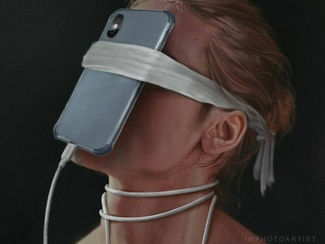Pessoa com celular preso ao rosto por faixas, com cabos pendurados, em fundo escuro; imagem surreal e inquietante.