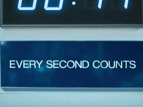 Relógio digital marca 08:17 sobre placa azul com o texto EVERY SECOND COUNTS, em ambiente limpo e minimalista.