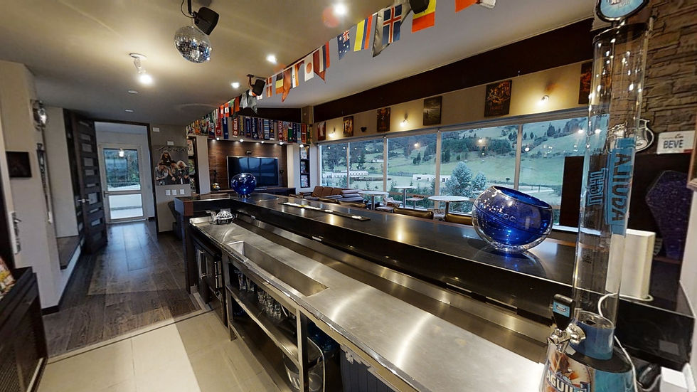 Desde la amplia zona social con chimenea hasta la cocina integrada con acceso directo a la terraza y al jardín principal, cada espacio ha sido diseñado para brindarte confort y elegancia en cada detalle.