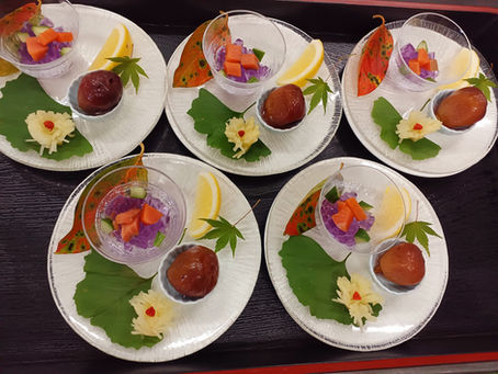忍法帖料理の前菜です。色変化ゼリーといちじくコンポートです。是非家族グループでお越しくださいね
