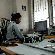 Une femme travaillant sur son ordinateur