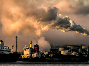 Un port de commerce maritime