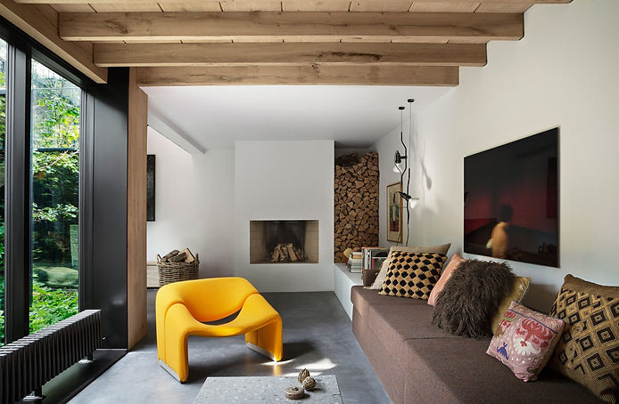 salon-con-sofa-de-obra-y-sillon-amarillo-vigas-de-madera_5eb782ae_2000x1315.jpg