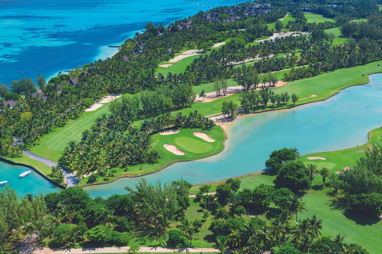 Paradis Beachcomber Golf Course overlooking the turquoise lagoon
