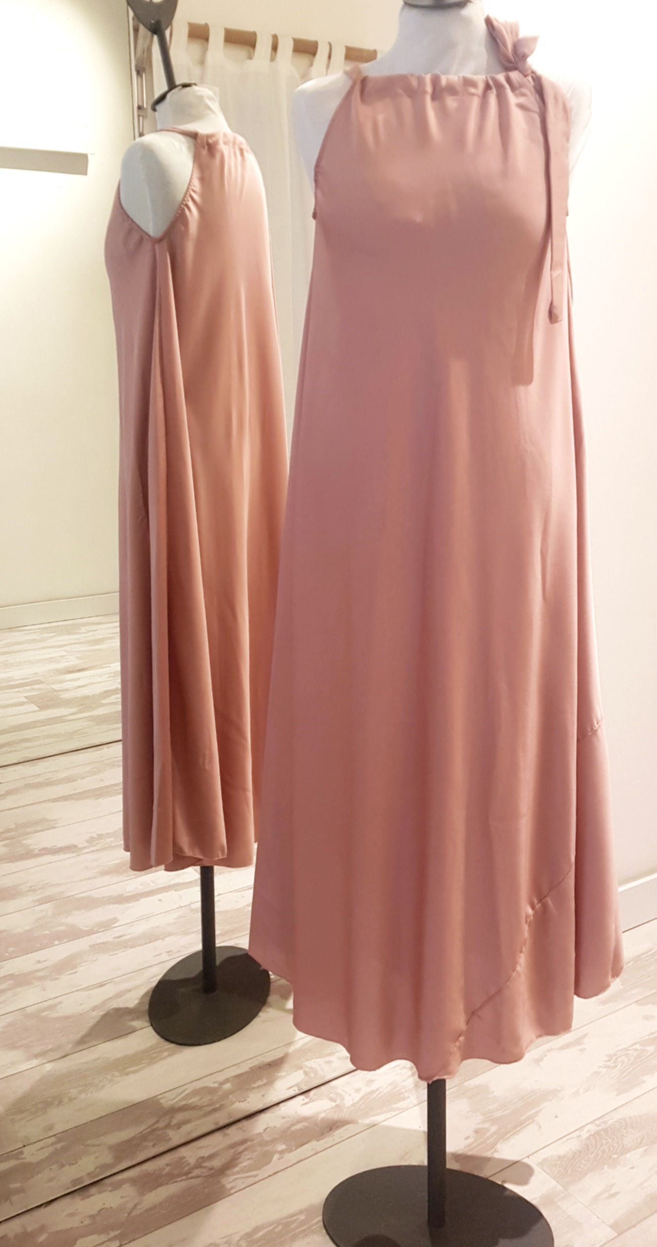 Abito lungo in raso fiocco chiusura collo