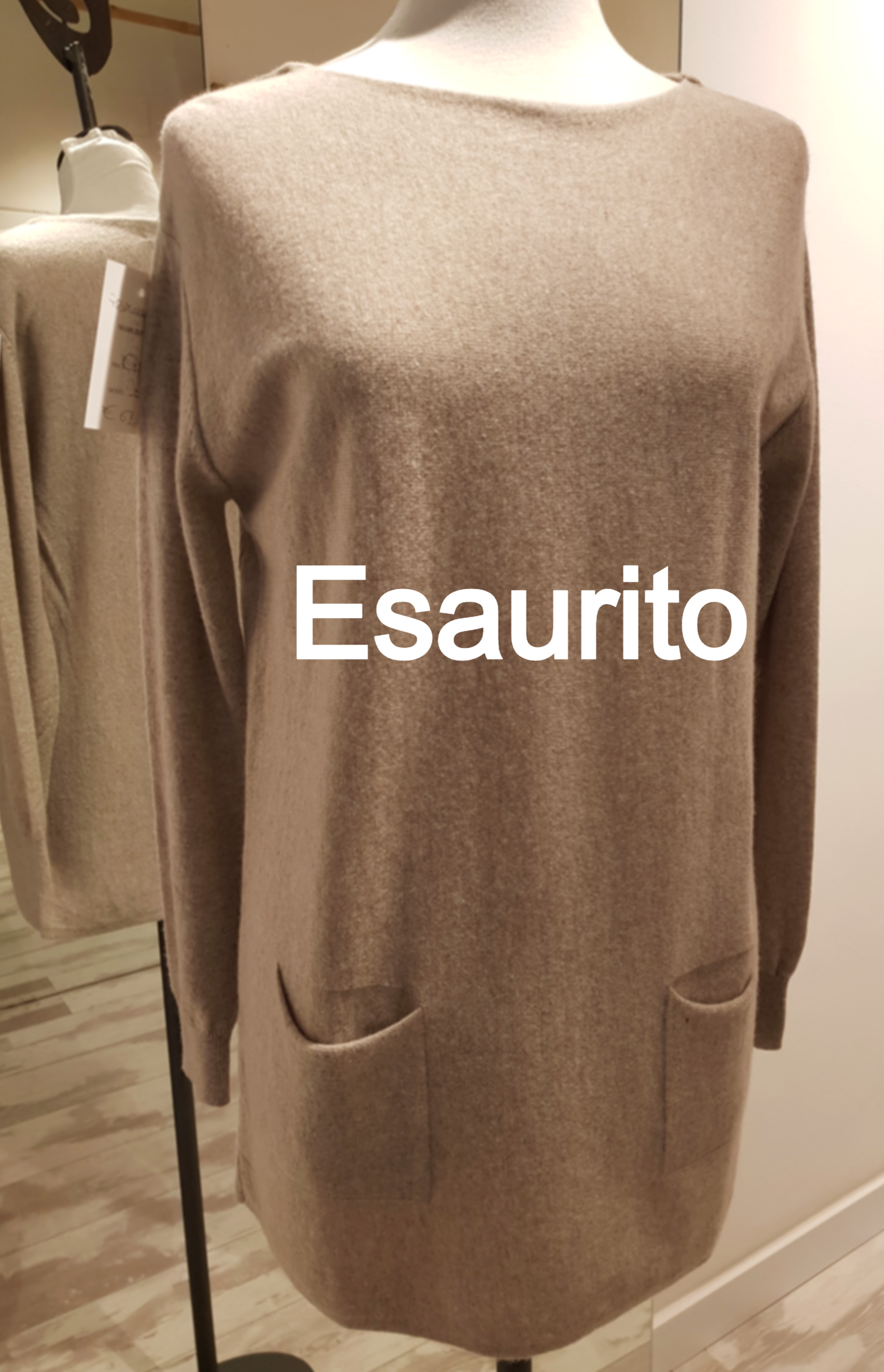 Maglia lunga misto cachemire, scollo a barcheta, tasconi