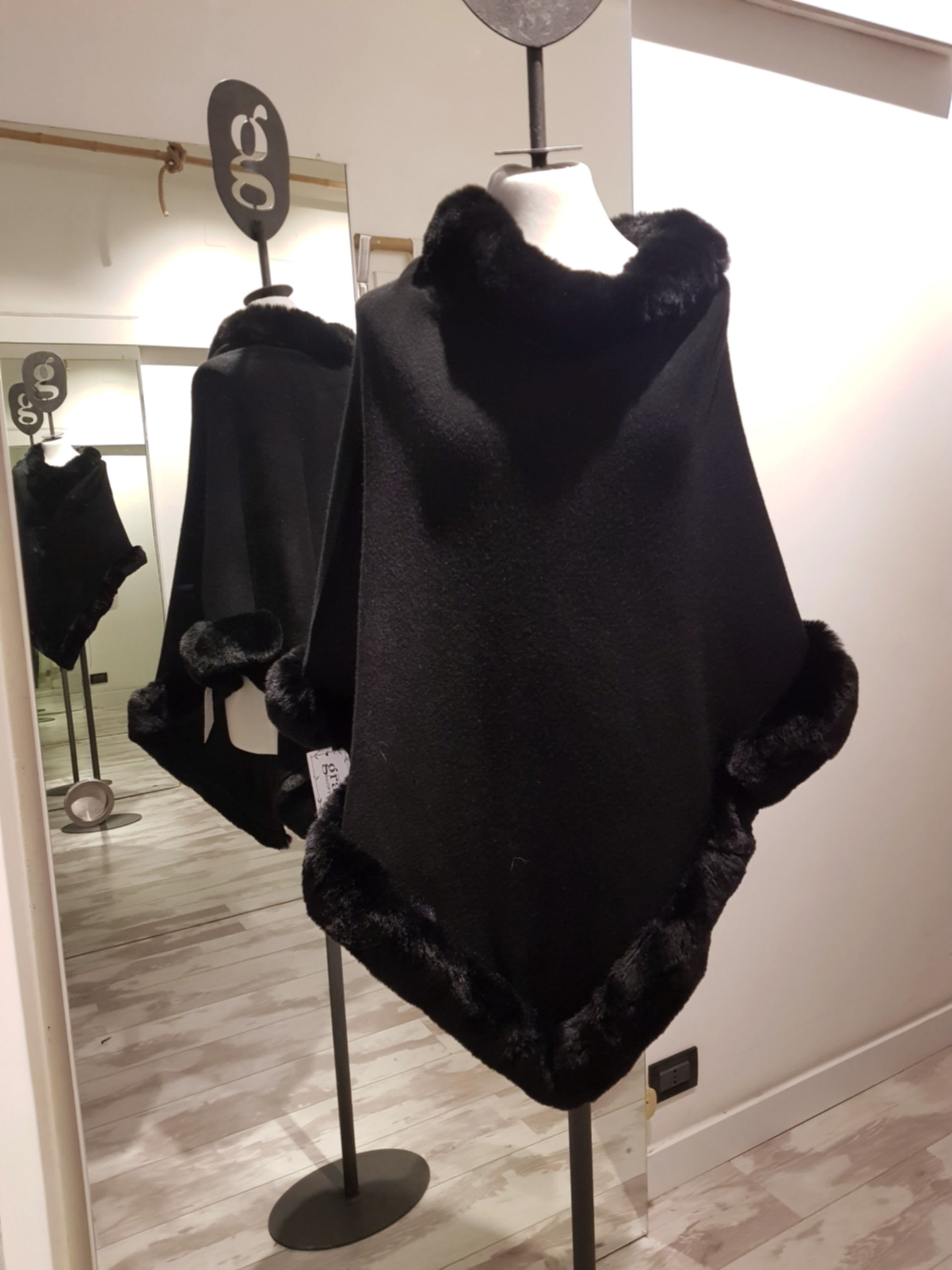 Poncho in  maglina bordato in ecopelliccia