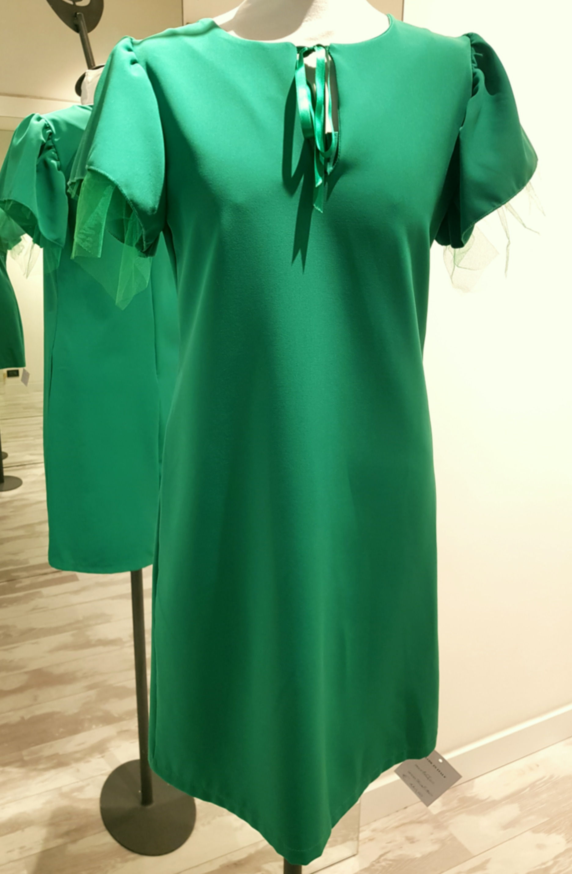 Abito mezza manica palloncino sostenuto da tulle