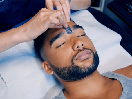 S'épiler les sourcils pour un résultat "clean et discret"