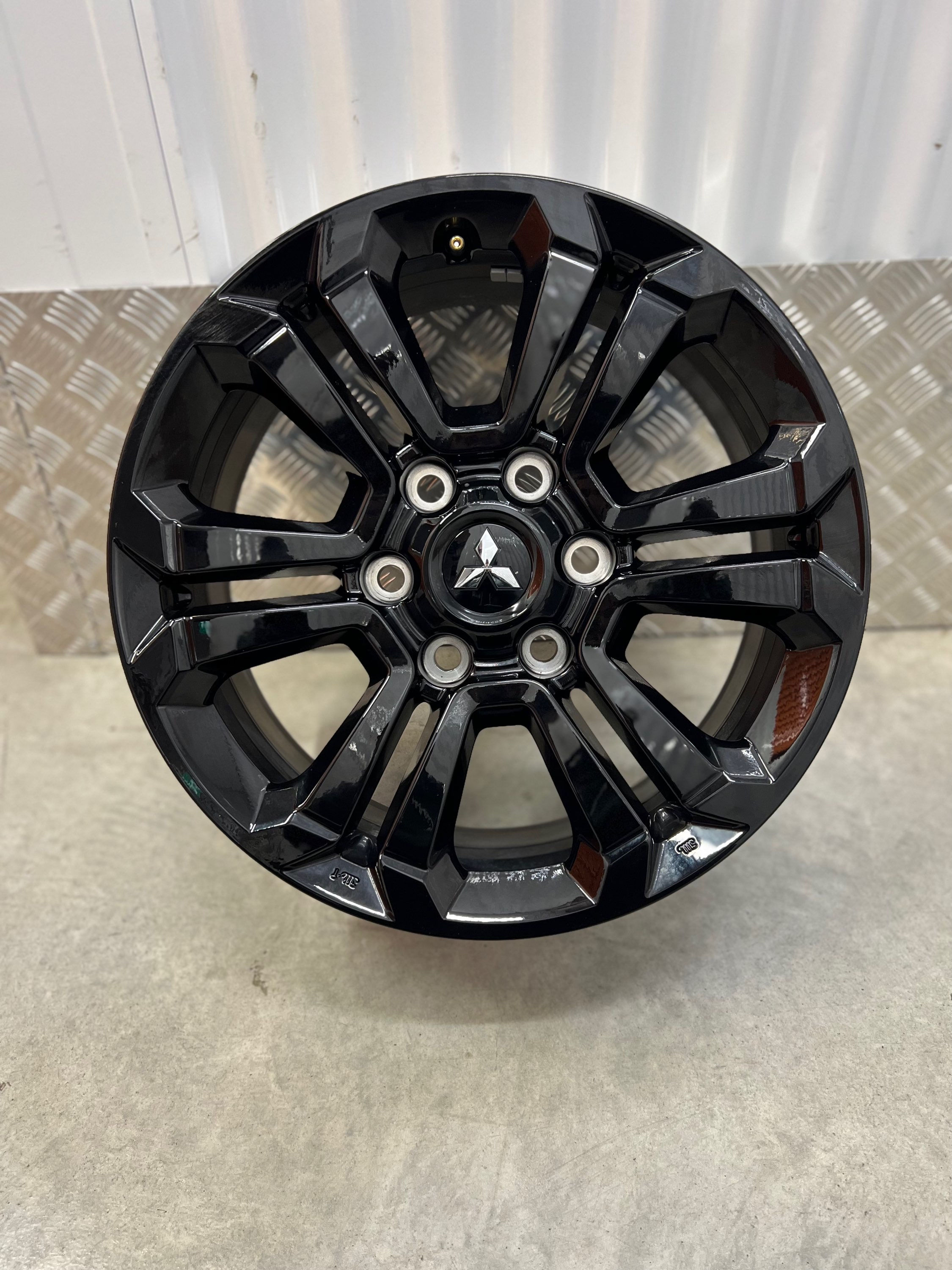 MITSUBISHI TRITON 18 INCH GENUINE WHEELS LIKE BRAND NEW GLOSS BLACK