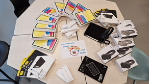 Tisch mit den IPads und anderem digitalem Equipment