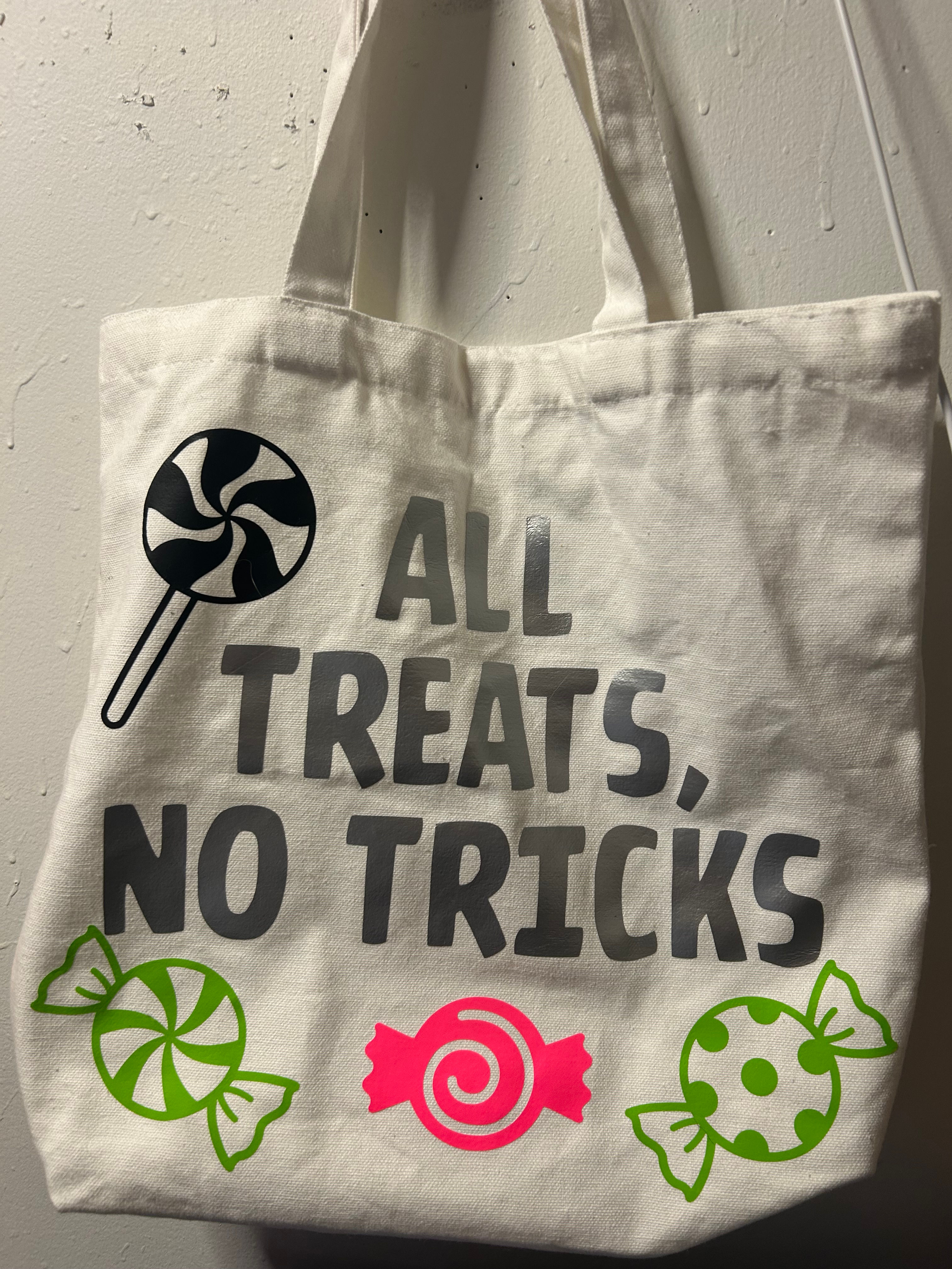 All treats no tricks - Tote Bag