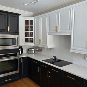 Ogden, NC kitchen with Snowbound upper cabinets and Black Magic lower cabinets