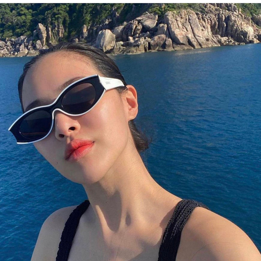 ภาพขนาดย่อ: LOE005 :  LOEWE Small Sunglasses in Acetate BLACK