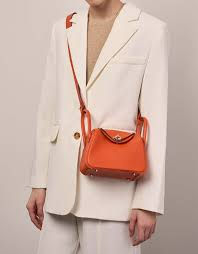 ภาพขนาดย่อ: HER046 :  HERMES LINDY MINI Gold GHW