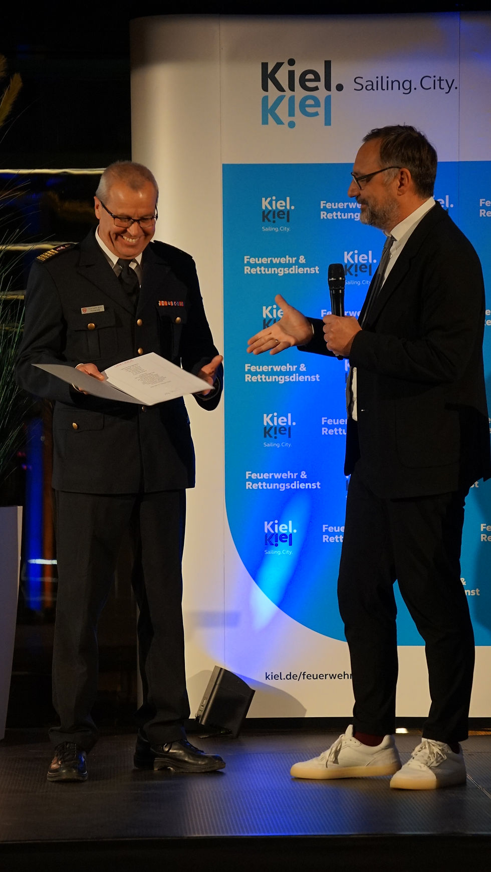 Feuerwehrdezernent Christian Zierau, rechts, verabschiedet Thomas Hinz in den Ruhestand. (Foto: Berufsfeuerwehr Kiel)
