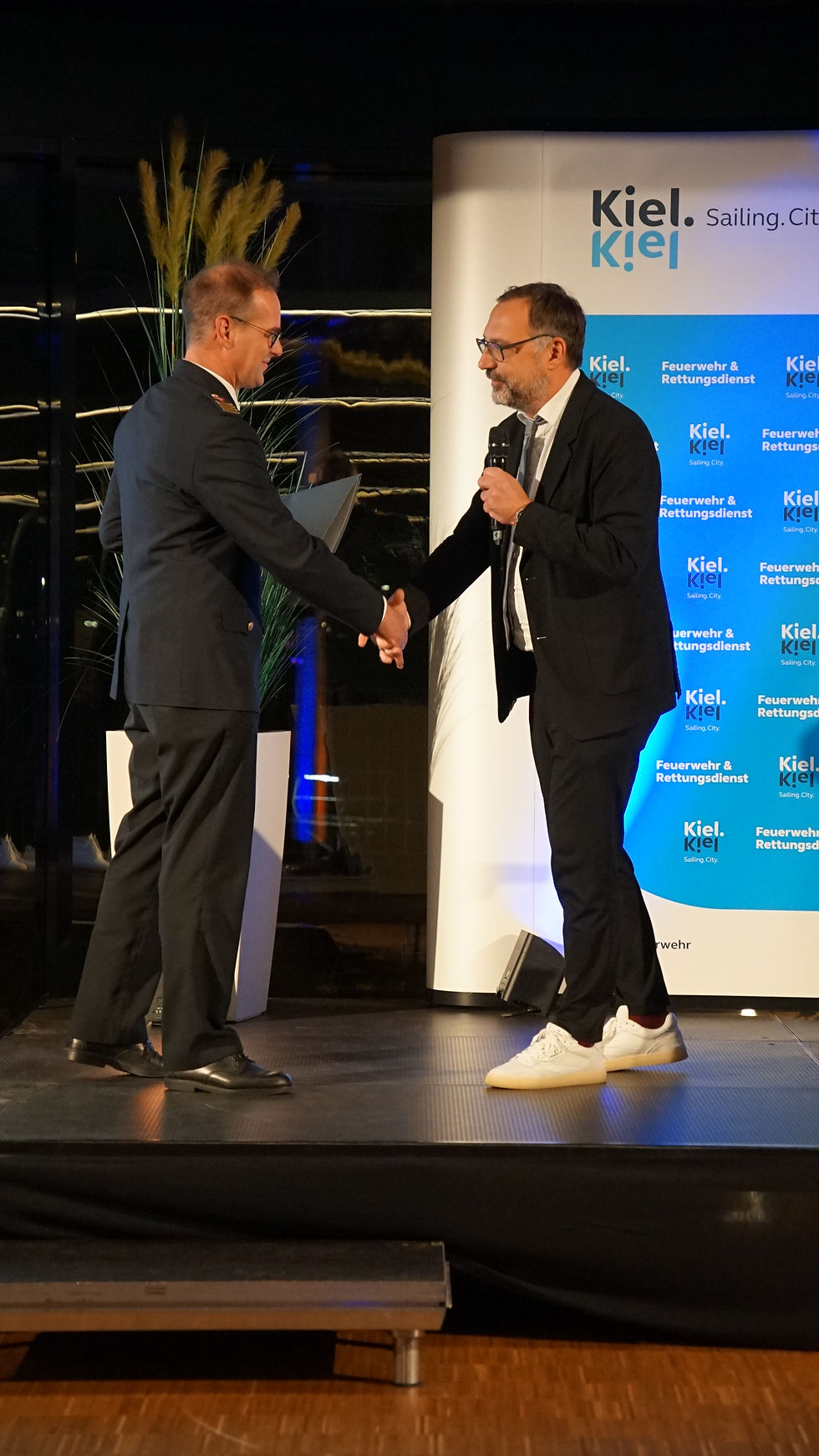 Im Anschluss wird Markus Brandau zum neuen Amtsleiter durch durch Stadtrat Zierau ernannt. (Foto: Berufsfeuerwehr Kiel)