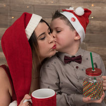 séance photos de Noël mère et fils se donnent des bisous