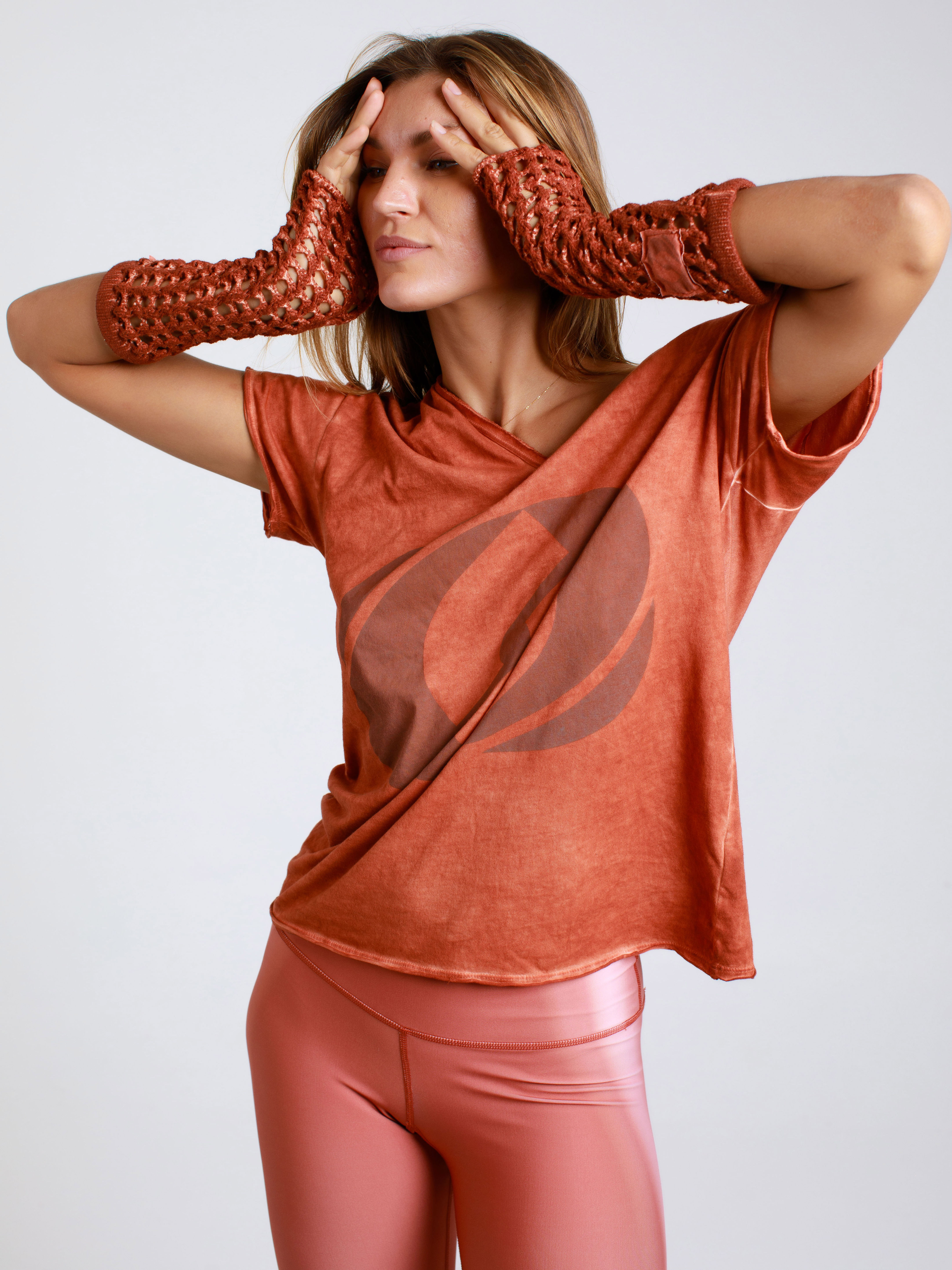 TSHIRT Z DEKOLTEM W KRZTAŁCIELITERY V