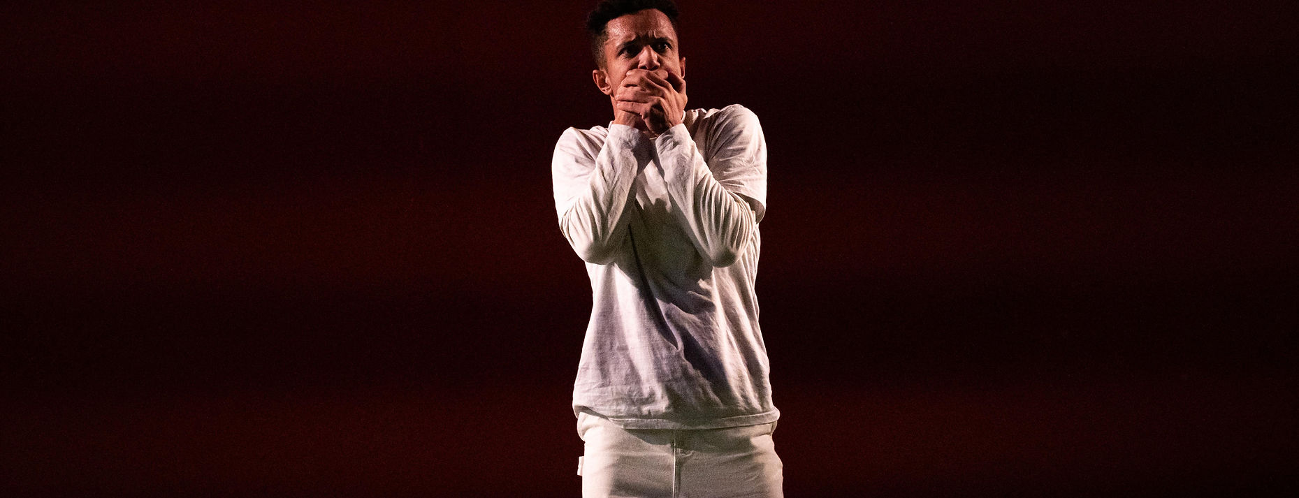 Danseur qui se recouvre la main