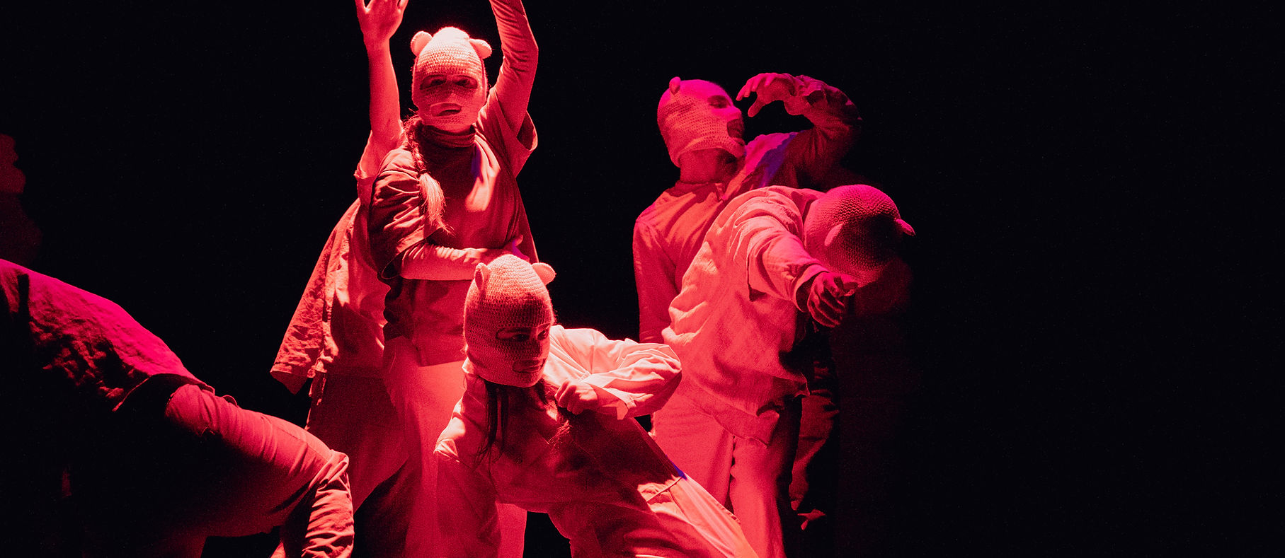 Danseurs sous une lumière rouge en spectacle de hip-hop