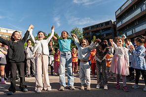Des enfants saluent à la fin d'un spectacle de danse hip-hop
