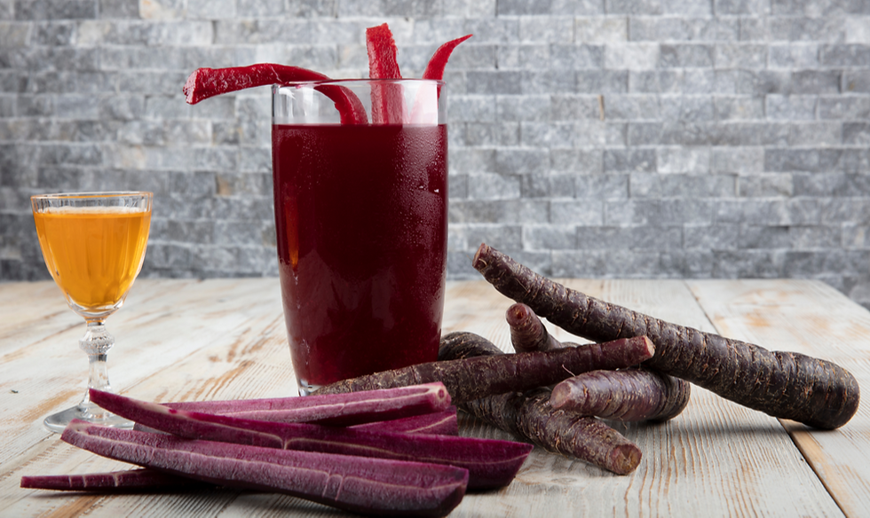 Küçük resim: Bardakta havuç taneli şalgam ve çiğ siyah havuç