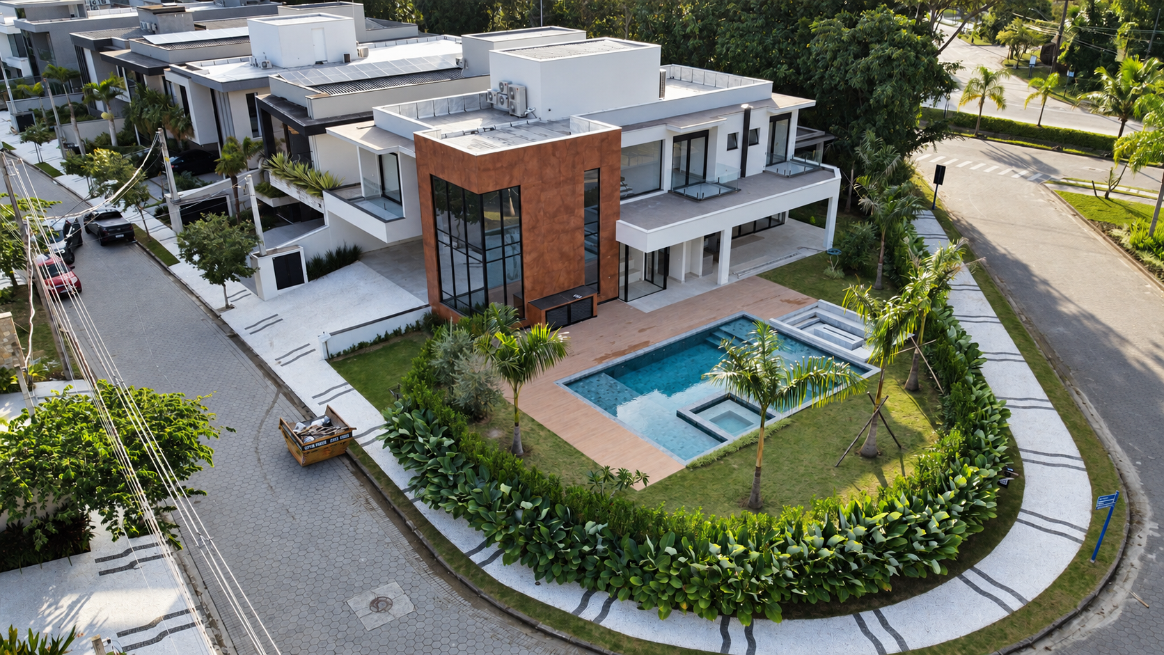 Vista aérea da residência concluída com piscina e paisagismo