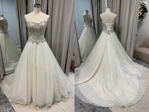 Diane Legrandin kaunis olkaimeton puku. Yläosassa kimaltavaa kirjailua ja nyöritys selässä. Kerrostettu helma ja maltillinen laahus. Koko 34, lyhennetty noin 170 cm. Hinta 650 €.